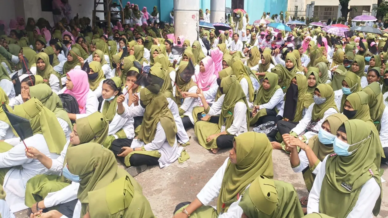 ডিপ্লোমা নার্সিংকে ডিগ্রীর সমমান ঘোষনা করা না হলে ভর্তি পরীক্ষা বন্ধ করে দেয়ার হুমকি