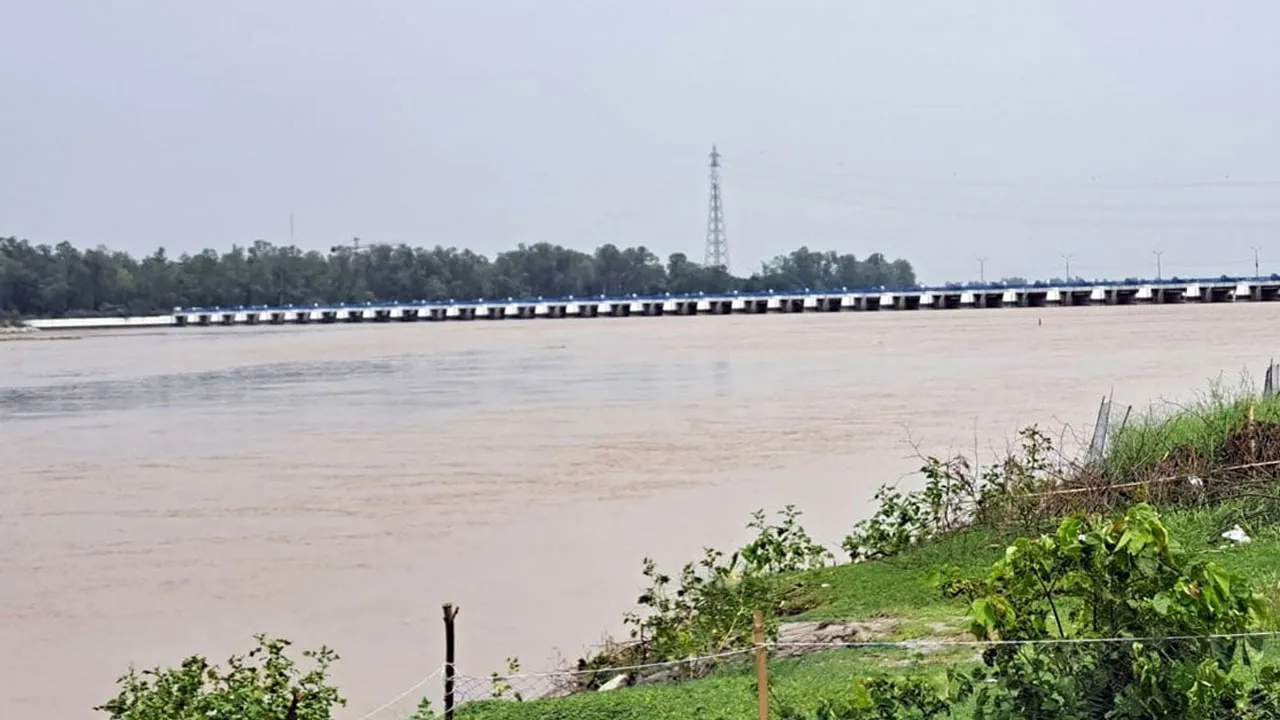 উজানের ঢল নামছে, চোখ রাঙাচ্ছে তিস্তা