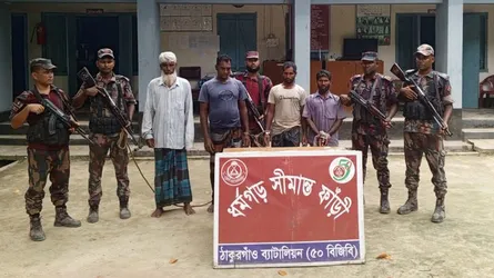 ভারতে অনুপ্রবেশের অপরাধে রাণীশংকৈল সীমান্তে বিজিবির হাতে আটক ৪