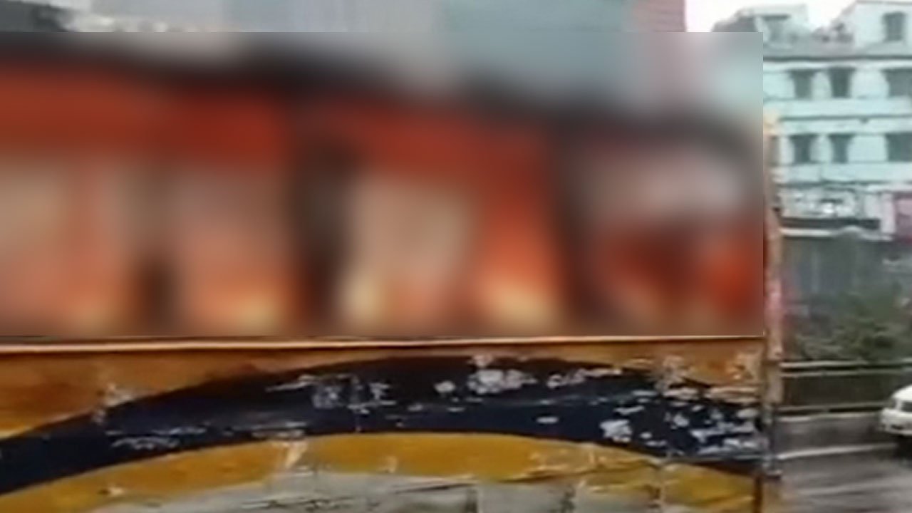 Miscreants open fire and set fire to a bus in Mirpur