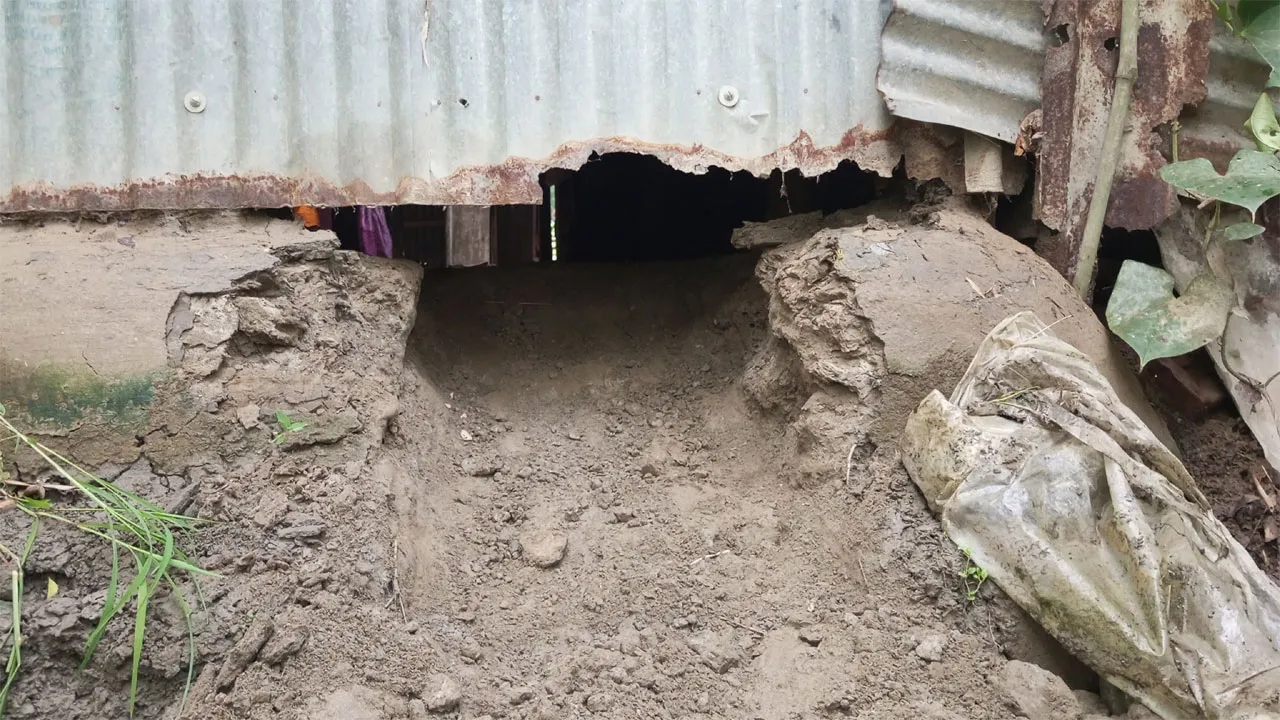 সাটুরিয়ায় ২ বাড়িতে সিঁধ কেটে চুরি