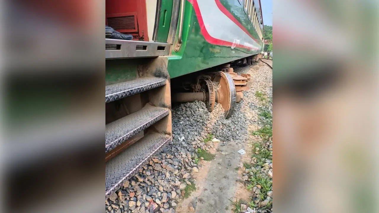 রাজশাহীতে বনলতা এক্সপ্রেস ট্রেন লাইনচ্যুত, ট্রেন চলাচল বন্ধ