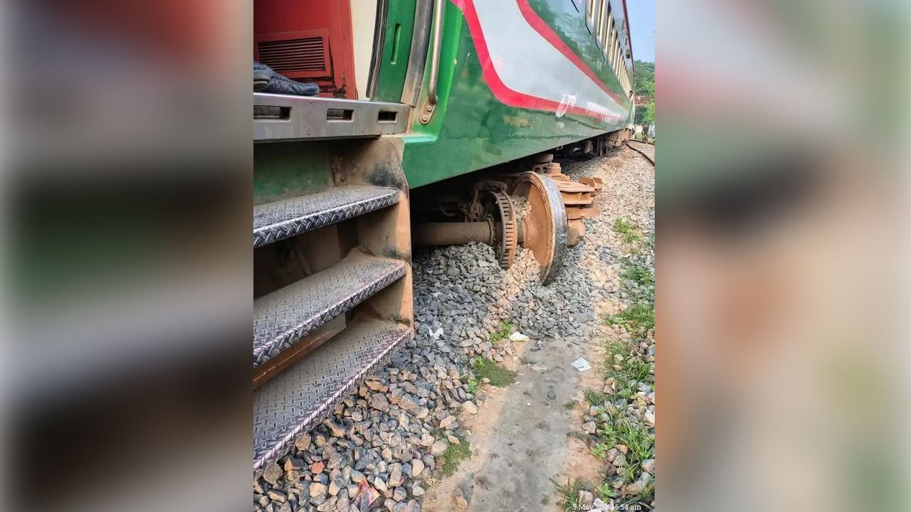 রাজশাহীতে বনলতা এক্সপ্রেস ট্রেন লাইনচ্যুত, ট্রেন চলাচল বন্ধ