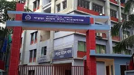 ফতুল্লায় বাসে ডিবি পুলিশ পরিচয়ে ডাকাতি, আটক ৩