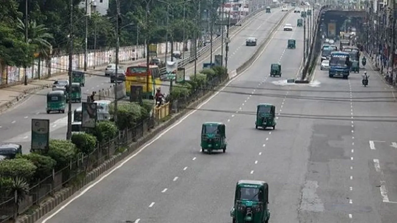 আজ বায়ুদূষণে শীর্ষে লাহোর, ঢাকার বাতাস আজও ‘মাঝারি’
