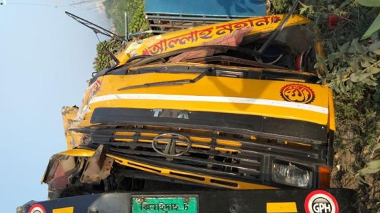 সরাইলে ২ ট্রাকের মুখোমুখি সংঘর্ষে