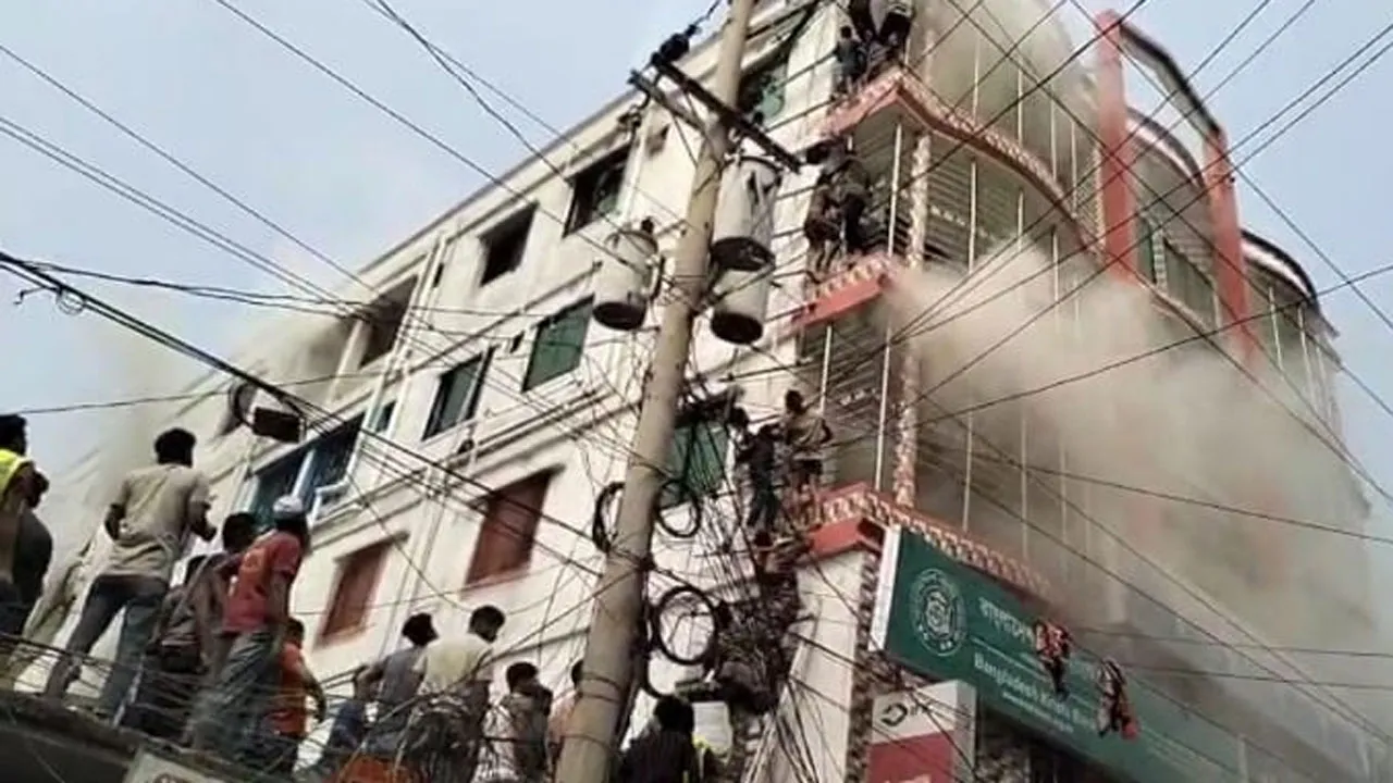 বাগেরহাটে বাণিজ্যিক ভবনে আগুন, নারীর মৃত্যু