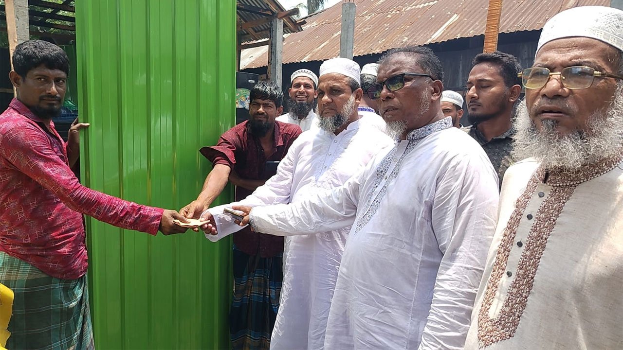 চৌমুহনীতে আগুনে পুড়ে ক্ষতিগ্রস্থদের মাঝে টিন ও নগদ অর্থ বিতরণ