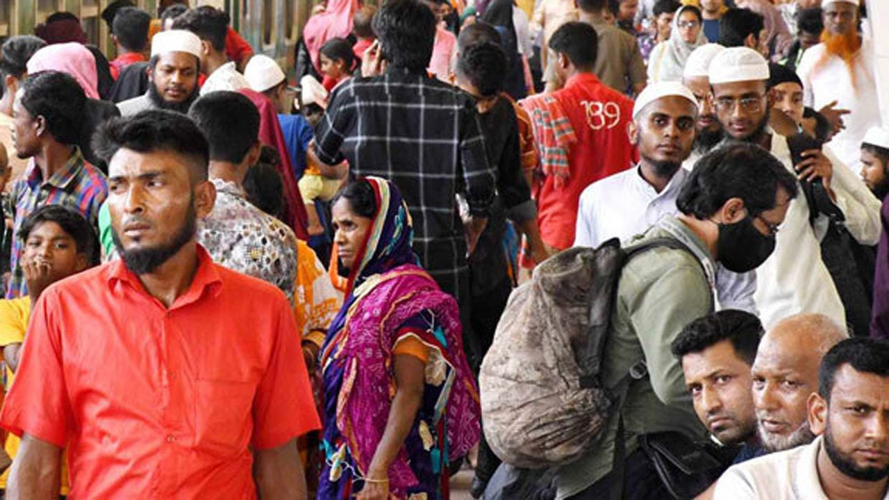 Overcrowded with passengers in Kamalapur