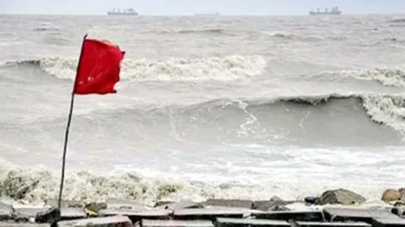 গভীর নিম্নচাপে উত্তাল বঙ্গোপসাগর, কুয়াকাটায় সতর্ক সংকেত ৩