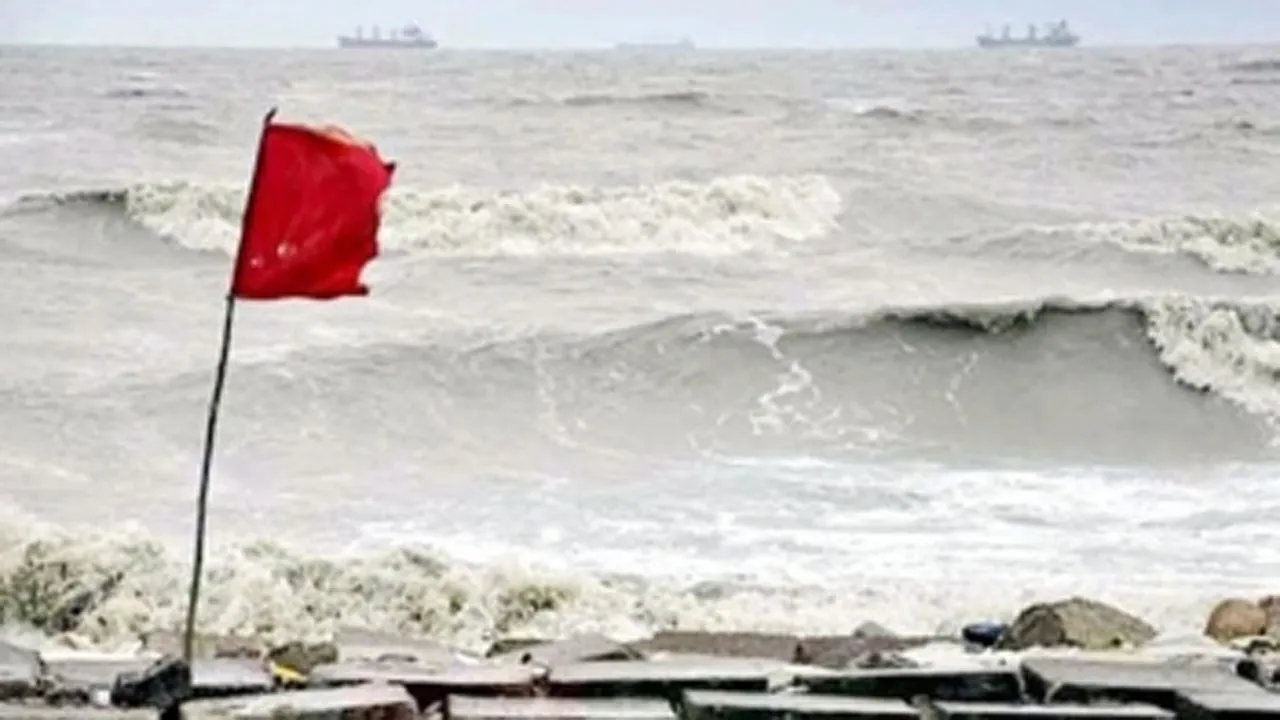 গভীর নিম্নচাপে উত্তাল বঙ্গোপসাগর, কুয়াকাটায় সতর্ক সংকেত ৩