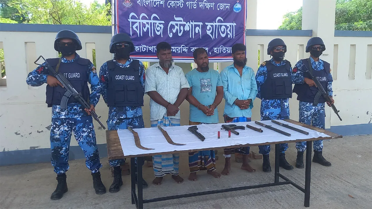 হাতিয়ায় অস্ত্রসহ ৩ ডাকাত আটক