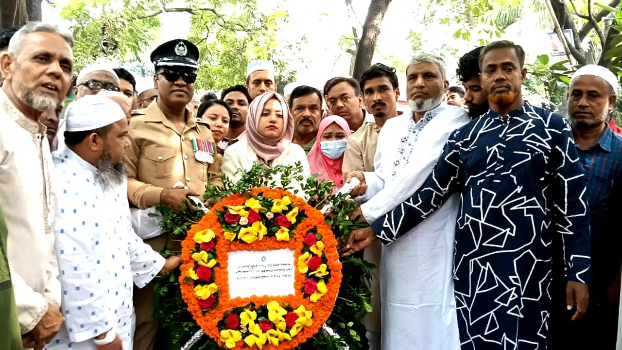 শহীদ জাকারিয়ার কবর জিয়ারত করলো উপজেলা প্রশাসন
