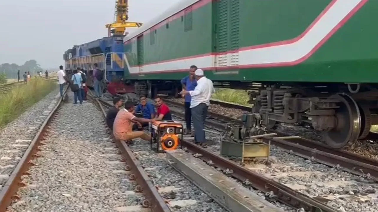ভাঙ্গায় লাইনচ্যুত ট্রেন, ১২ ঘন্টা ধরে বন্ধ দক্ষিণাঞ্চলের রেল চলাচল