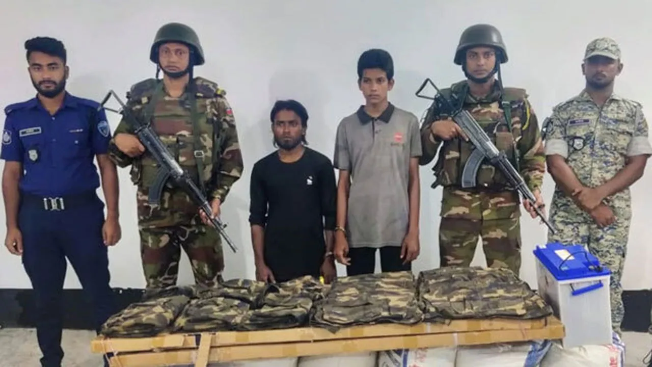 টেকনাফে সামরিক পোশাকসহ ২ ডাকাত আটক