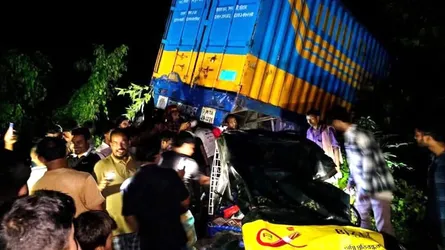 লক্ষ্মীপুরে অটোরিকশা-কাভার্ডভ্যানের সংঘর্ষ, নিহত ১, আহত ৫