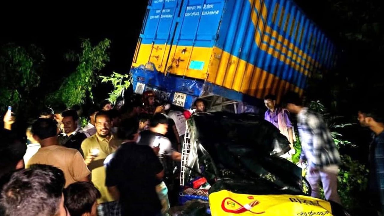 Autorickshaw-covered van collides in Lakshmipur
