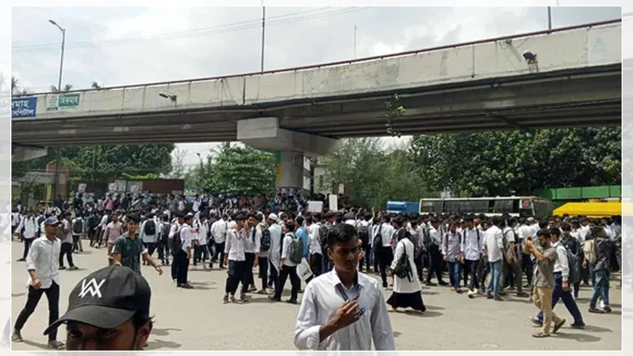 ৩ দফা দাবিতে সাতরাস্তা মোড়ে শিক্ষার্থীদের সড়ক অবরোধ