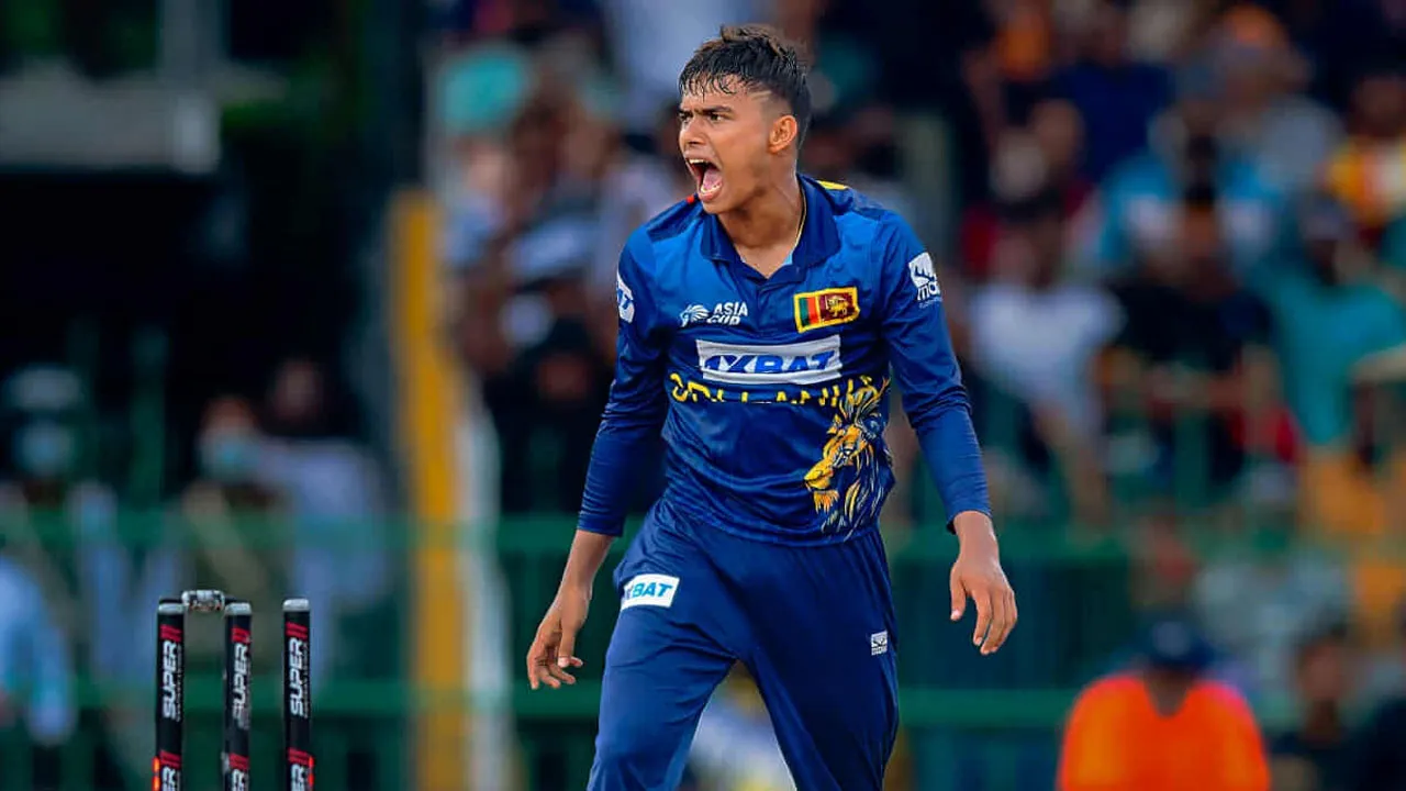 ভেল্লালেগের মাঠে অভিষেক, দেশে বাবার মৃত্যু