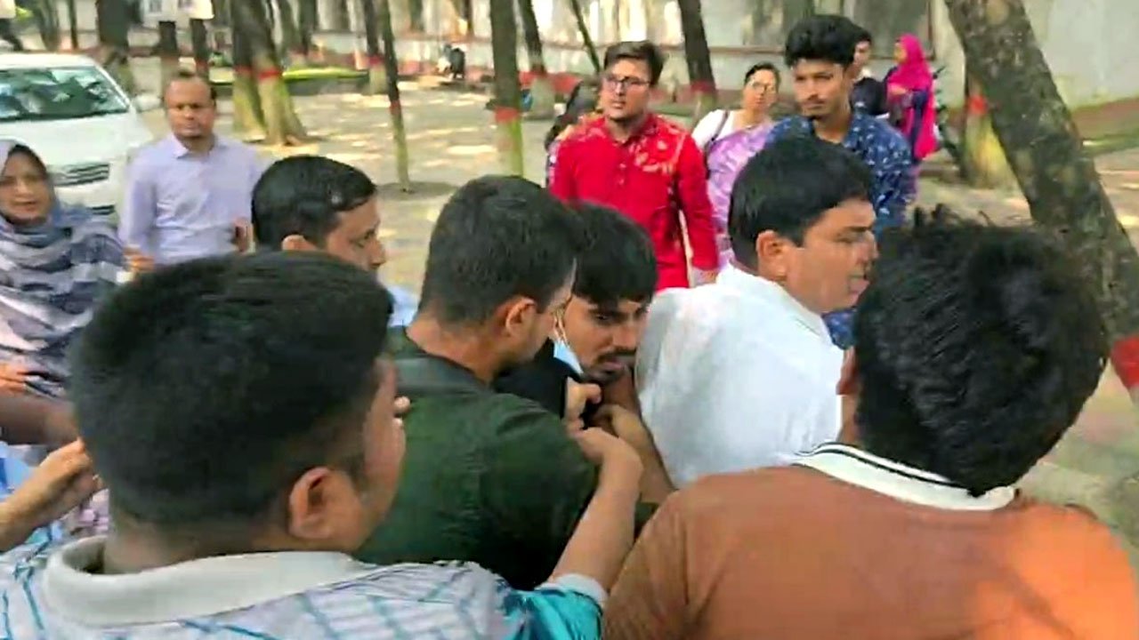 Teacher-student tension at Dhaka College, classmates free detained student