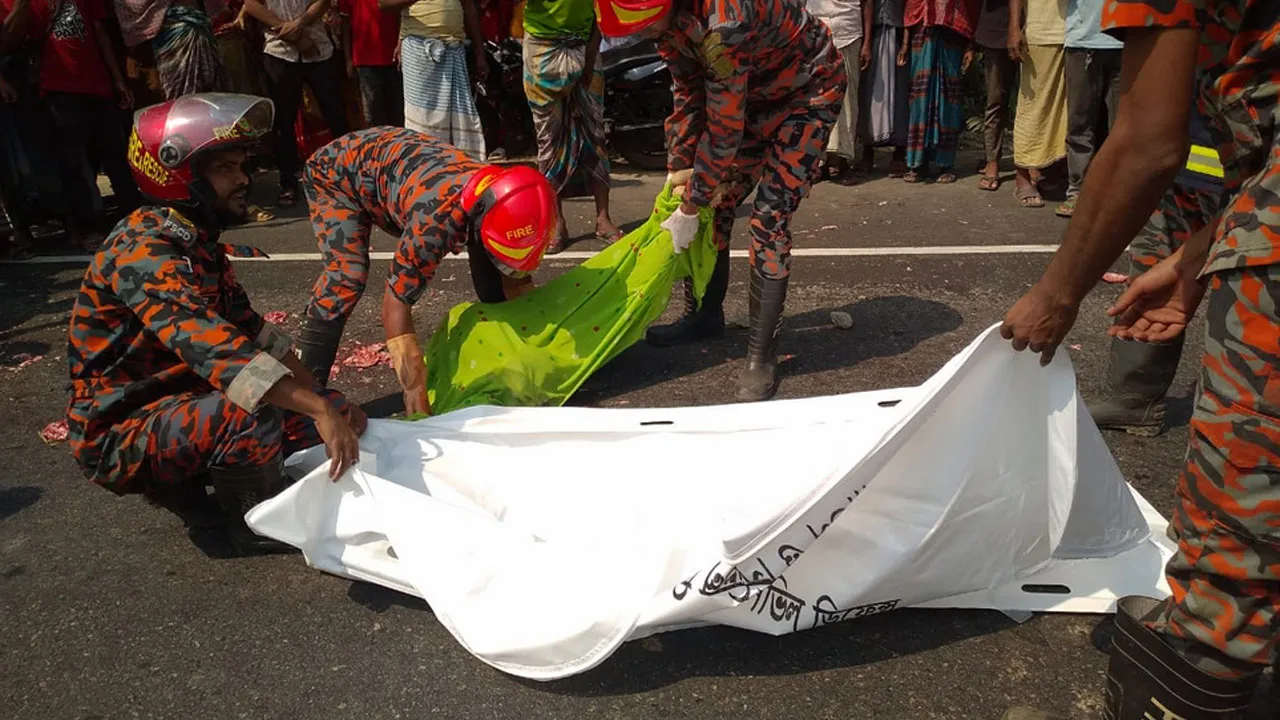 গৌরনদীতে রাস্তা পারাপারের সময় শিশু নিহত