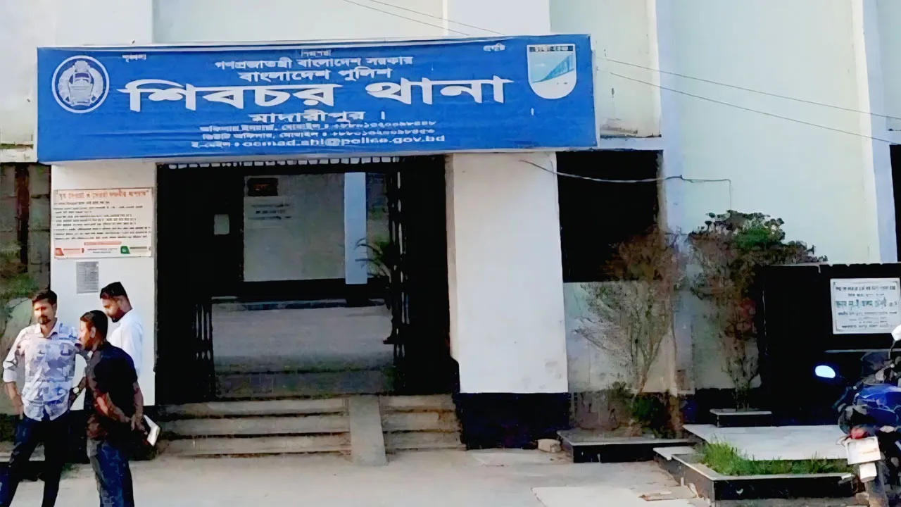 শিবচরে পিকআপের ধাক্কায় প্রাইভেটকার খাদে, আহত ৪
