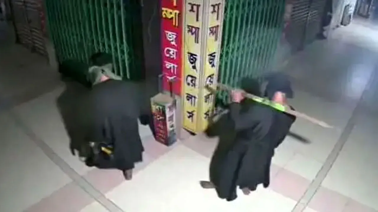 রাজধানীর ফরচুন শপিংমলে চুরির ঘটনায় স্বর্ণালংকারসহ গ্রেফতার ৪