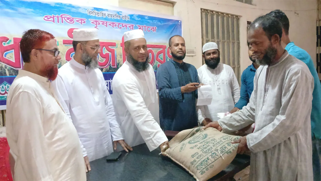 ফেনীতে ১৩০ প্রান্তিক কৃষককে ধান-বীজ বিতরণ করল জামায়াত
