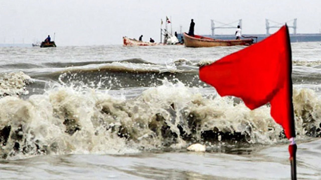 Clear low pressure at sea, warning signal number 3 at the port