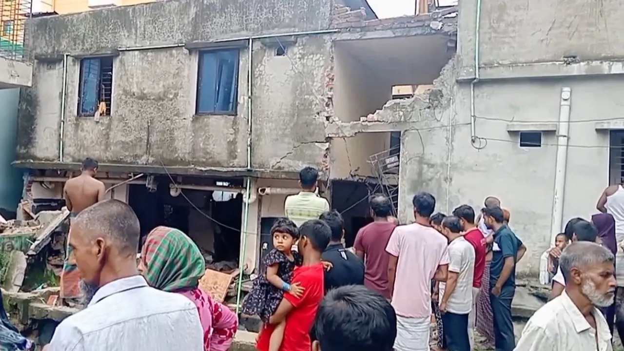 আশুলিয়ায় কক্ষে জমে থাকা গ্যাসে বিস্ফোরণে ভবণ ধ্বস-আগুন, ৬ জন দ্বগ্ধ