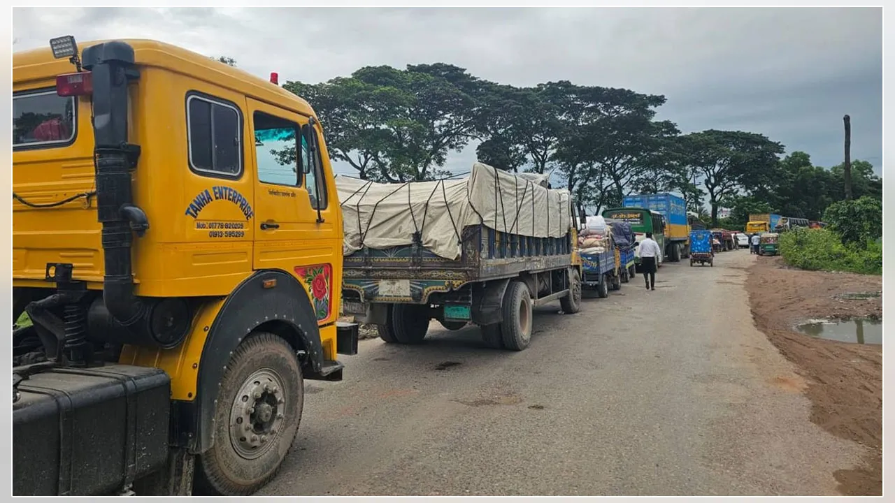 কুমিল্লা-সিলেট মহাসড়কে কাভার্ডভ্যান বিকল, ১০ কিমি যানজট