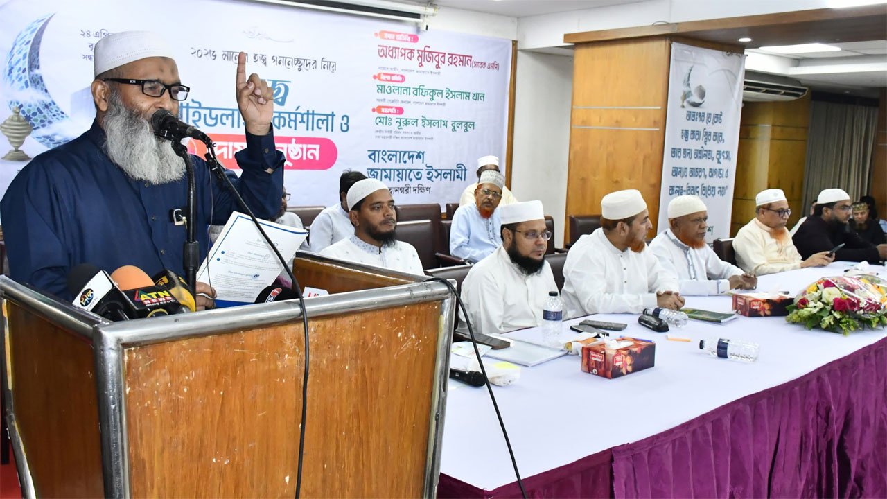 হজ গাইডলাইন কর্মশালায় প্রধান অতিথি হিসেবে বক্তব্য রাখছেন অধ্যাপক মুজিবুর রহমান