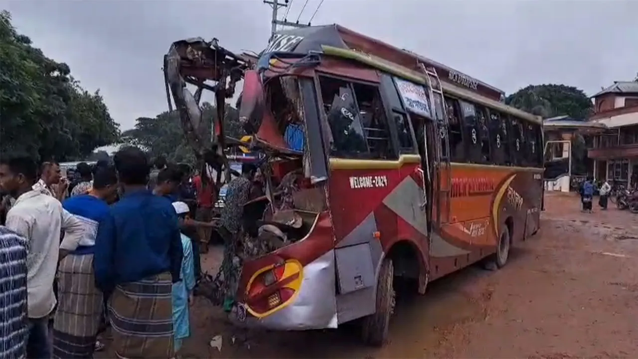 ফরিদপুর বাস দুর্ঘটনায় নিহত ৩, আহত ২০