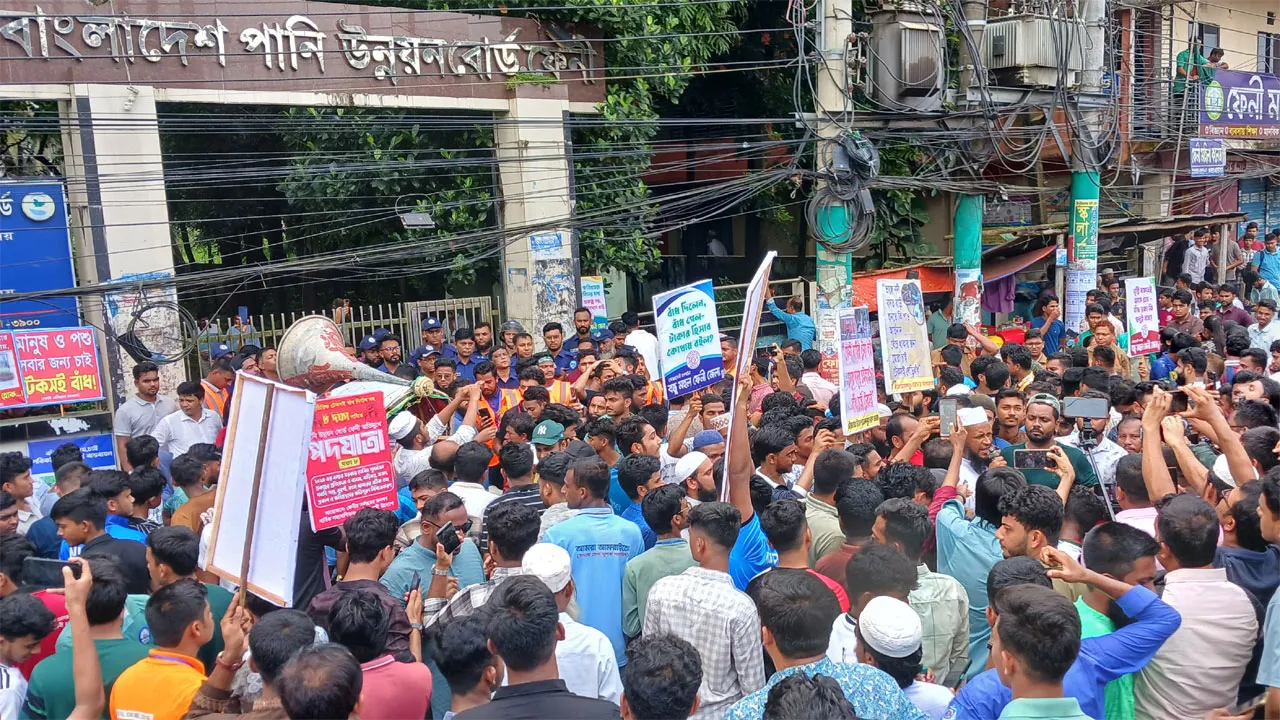 ফেনীতে টেকসই বাঁধ নির্মাণসহ ৮ দফা দাবিতে পানি উন্নয়ন বোর্ড ঘেরাও