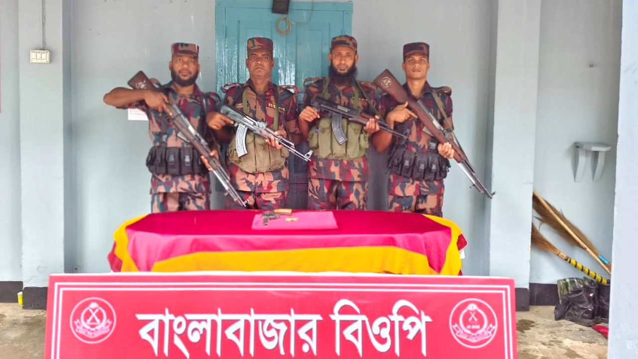 Indian revolver and bullets recovered at Doarabazar border