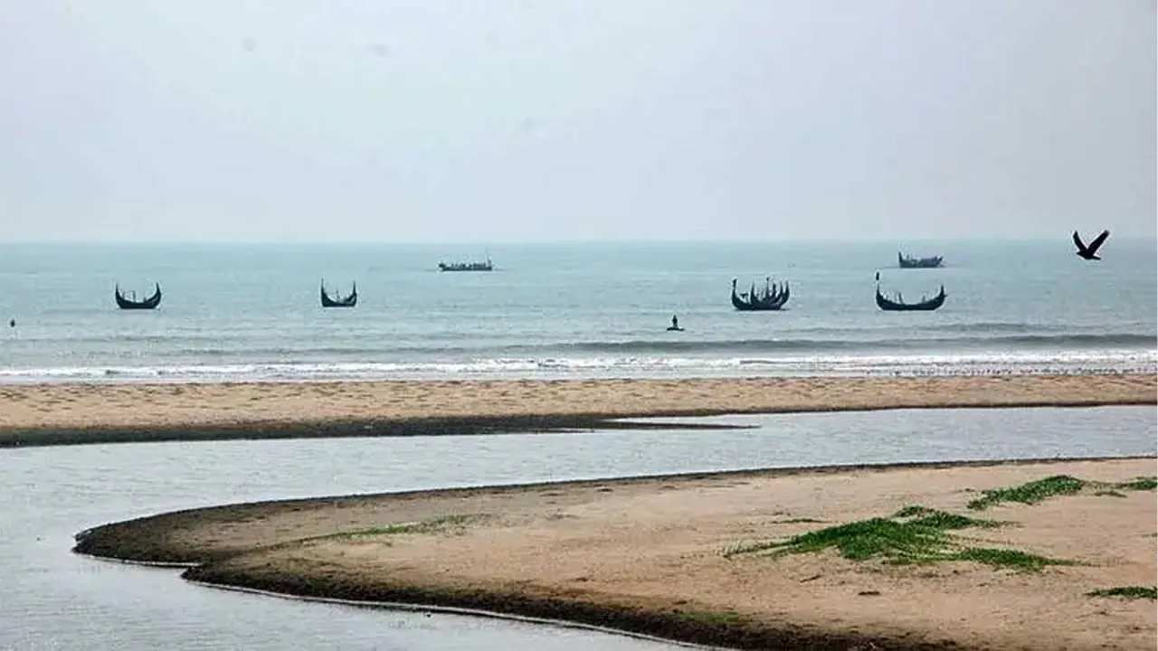 হিমছড়ি সৈকতে নেমে চবি শিক্ষার্থীর মৃত্যু, নিখোঁজ ২