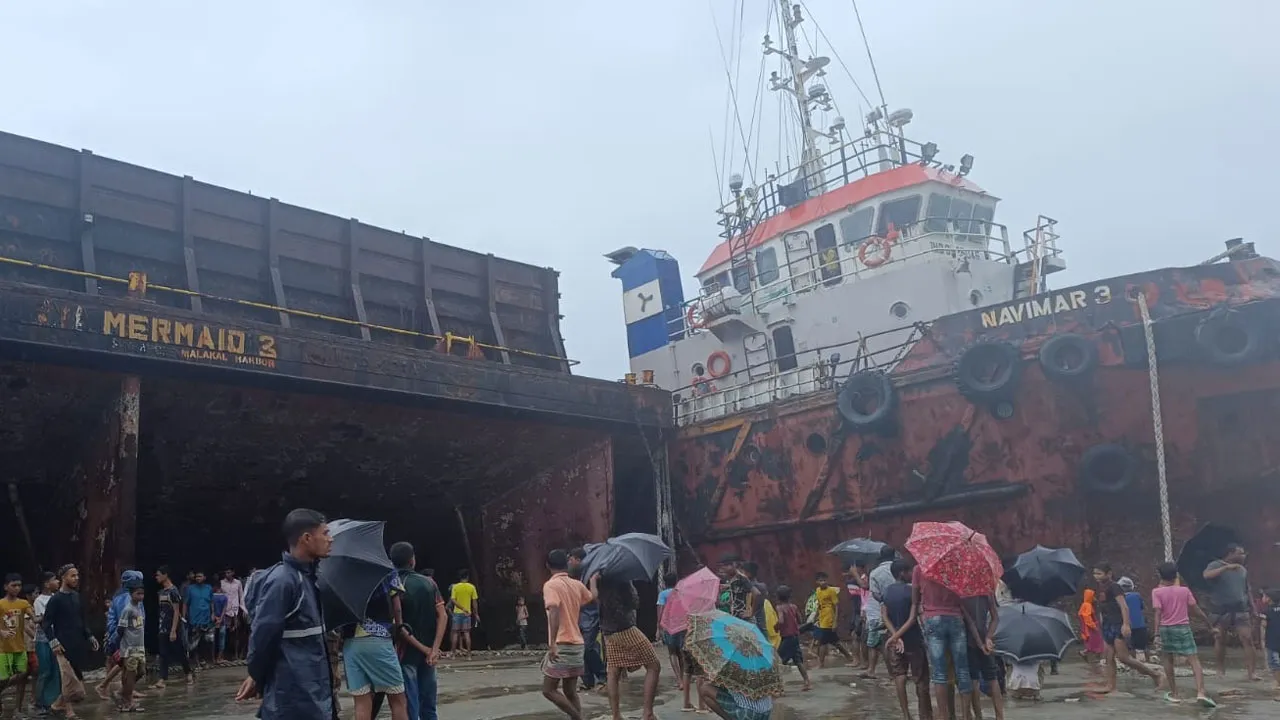 প্রচন্ড ঢেউয়ে নিয়ন্ত্রণ হারিয়ে ২ কার্গো জাহাজ উপকূলে