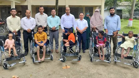 পাকুন্দিয়ায় বিশেষ চাহিদা সম্পন্ন শিশুদের অ্যাসিসটিভ ডিভাইস বিতরণ