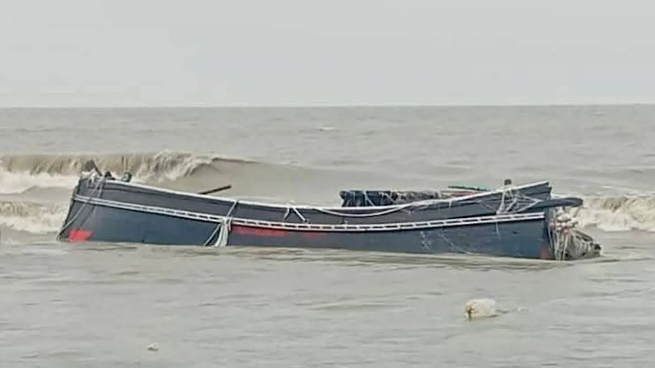 কুয়াকাটায় ভেসে এলো ডুবে যাওয়া ট্রলার, উদ্ধার আরো ১ জেলের লাশ