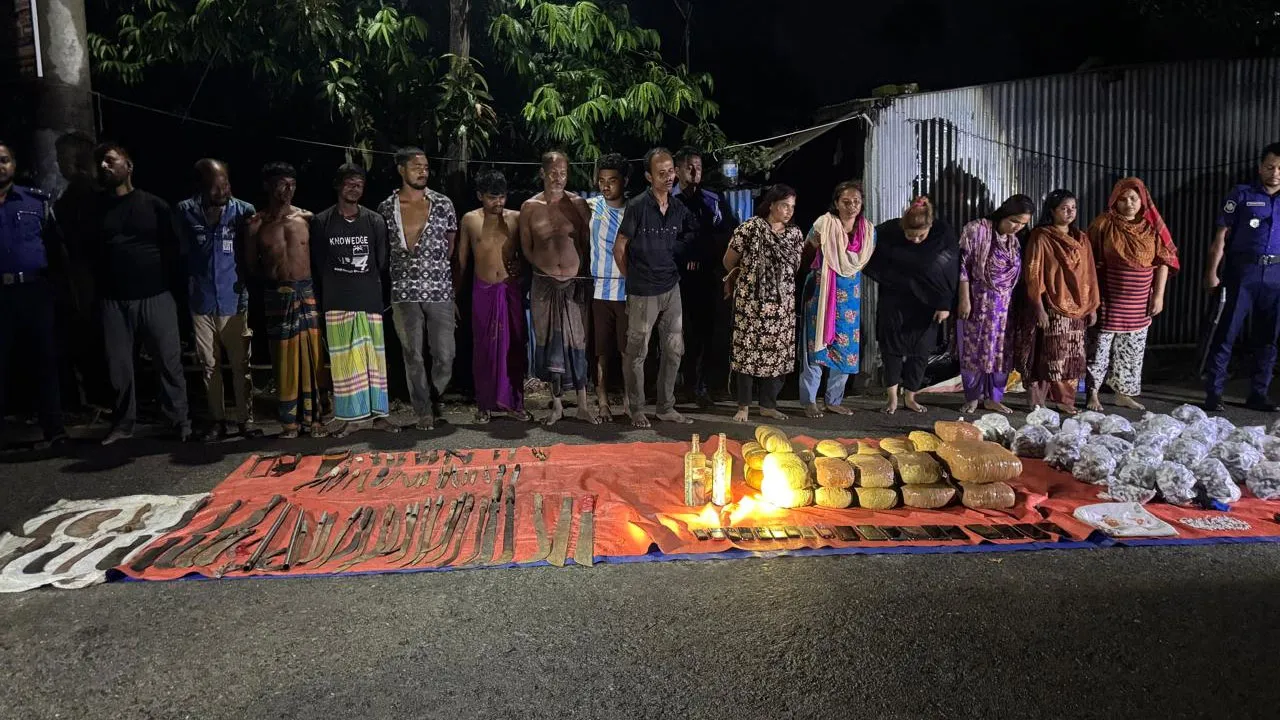 ফরিদপুরে যৌথবাহিনীর অভিযানে ‘মাদক সম্রাজ্ঞী’সহ গ্রেফতার ১৫