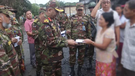 রামসু বাজারে সহিংসতায় ক্ষতিগ্রস্তদের পাশে সেনাবাহিনী