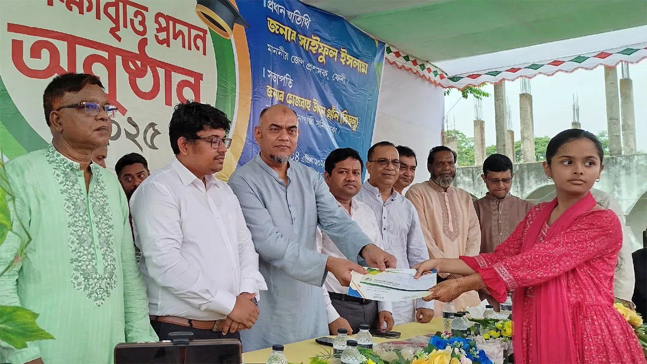 ১২৪ শিক্ষার্থীর হাতে তুলে দেয়া হলো সম্মাননা