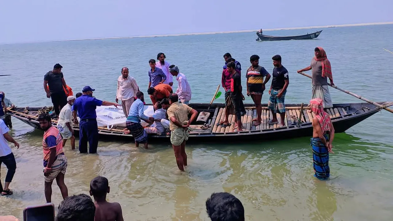 পাবনায় নৌকাডুবি : বেড়াতে গিয়ে স্বামী-স্ত্রীর মৃত্যু