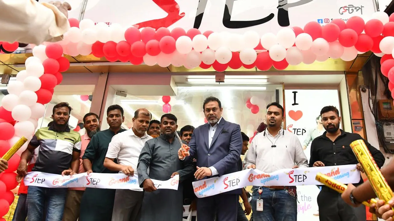 খুলনার ডাকবাংলা মোড়ে স্টেপ ফুটওয়্যারের নতুন শোরুম উদ্বোধন