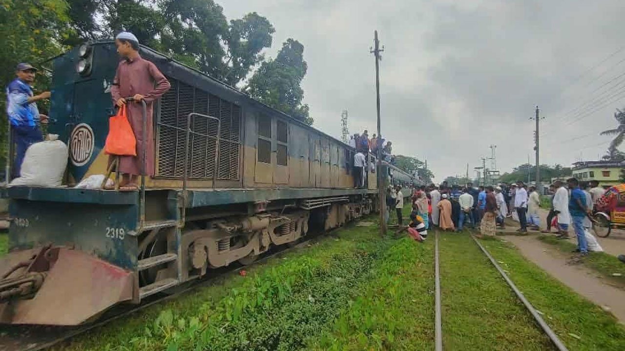 Fire breaks out in Balaka commuter train in Gafargaon, engine breaks down