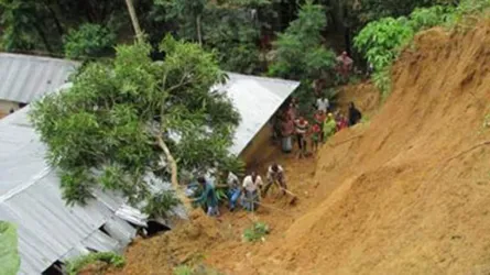 পার্বত্য জেলায় ভূমিধসের সতর্কবার্তা, টানা বৃষ্টি কতদিন চলবে?