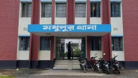 মধুপুরে দোকানে আগুন ধরিয়ে বাড়ি লুটের অভিযোগ
