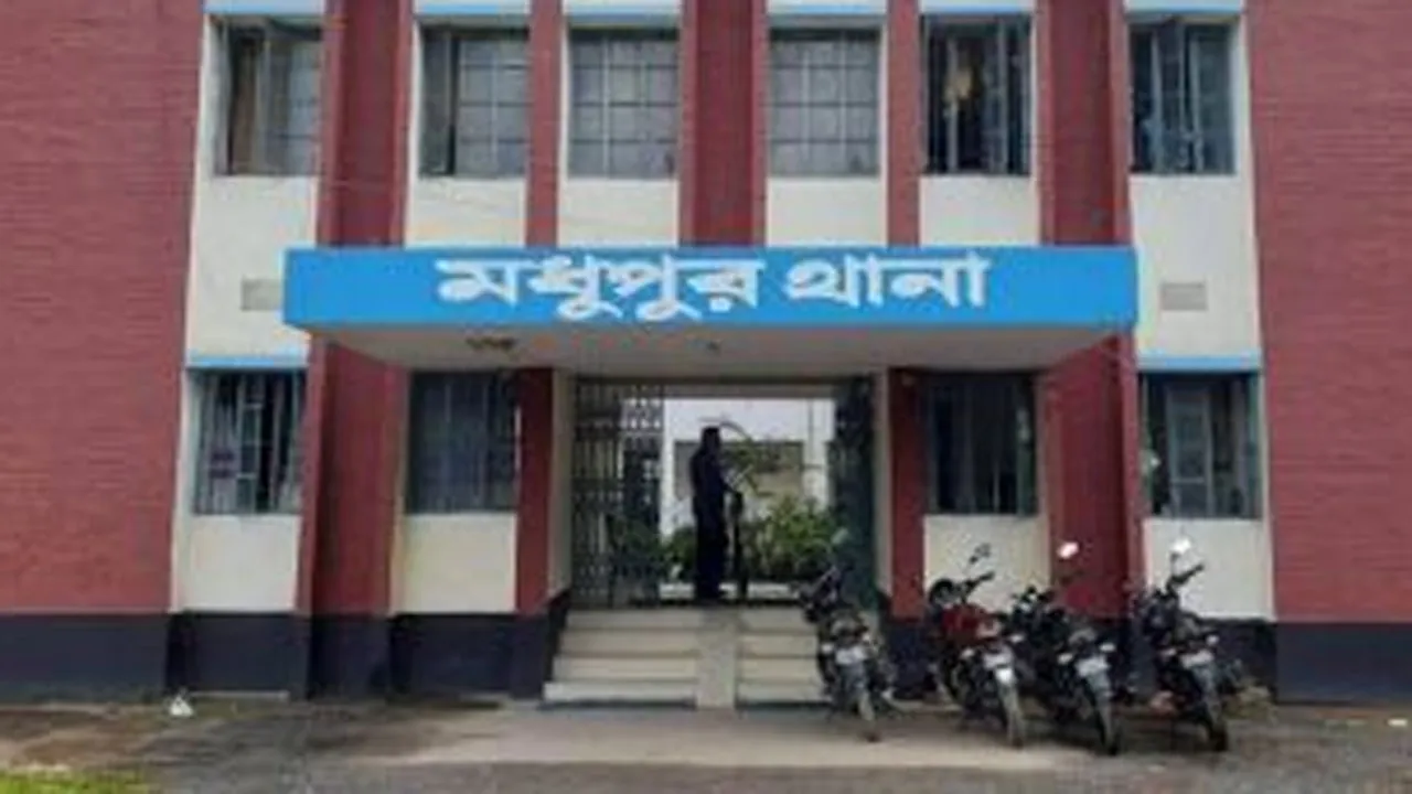 মধুপুরে দোকানে আগুন ধরিয়ে বাড়ি লুটের অভিযোগ