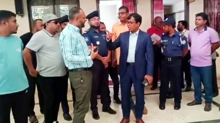 সিলেট রেলস্টেশনে অনিয়ম দেখতে আকস্মিক পরিদর্শনে ডিসি সারওয়ার