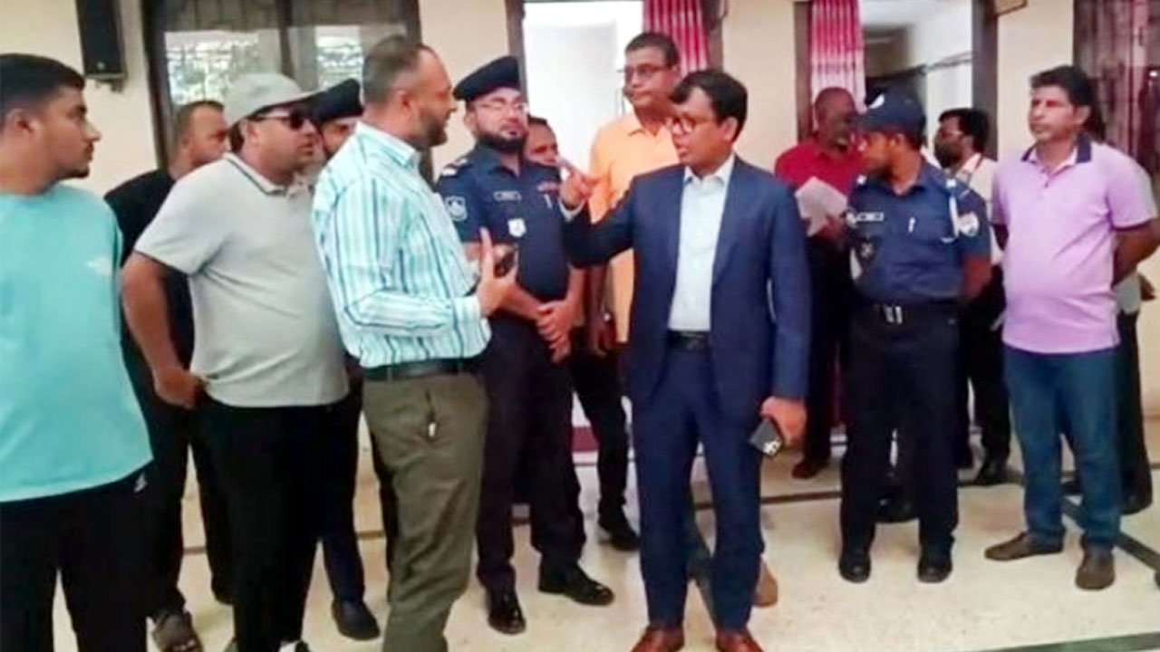 DC Sarwar makes surprise inspection at Sylhet railway station to check irregularities